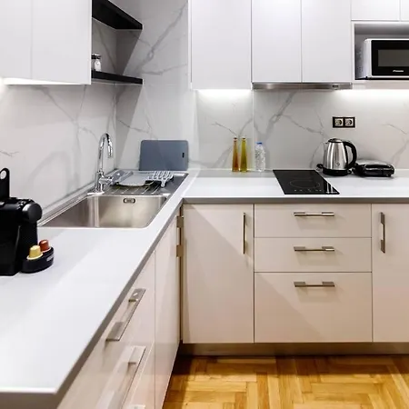 Lk -a- Metro Larissis 6' Walk - Apartment